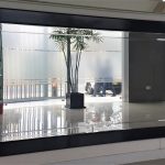 Espejo decorativo con borde de madera