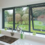 Ventana proyectante con carpintería de aluminio